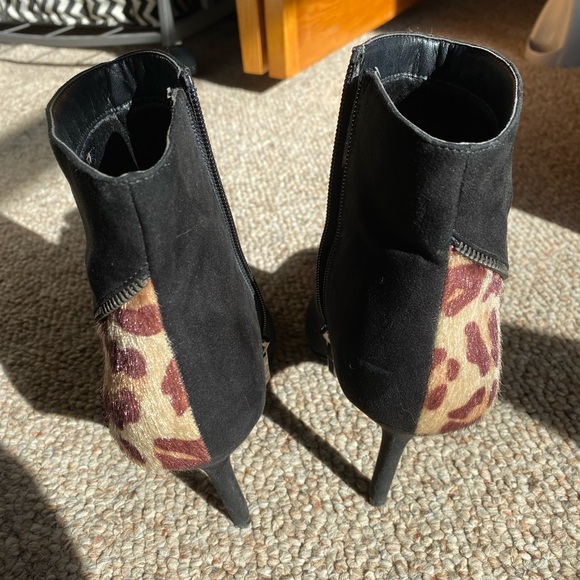 Kelly & Katie Leopard-Heeled Stiletto High Heel Booties with Zipper Pattern - Picture 4 of 8